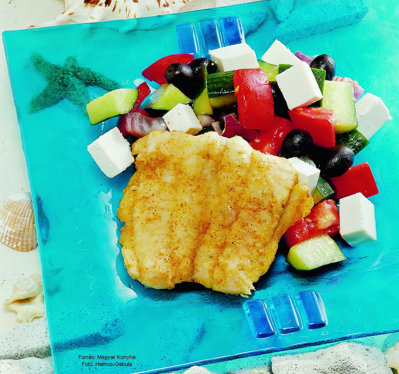 Harcsafilé görög salátával