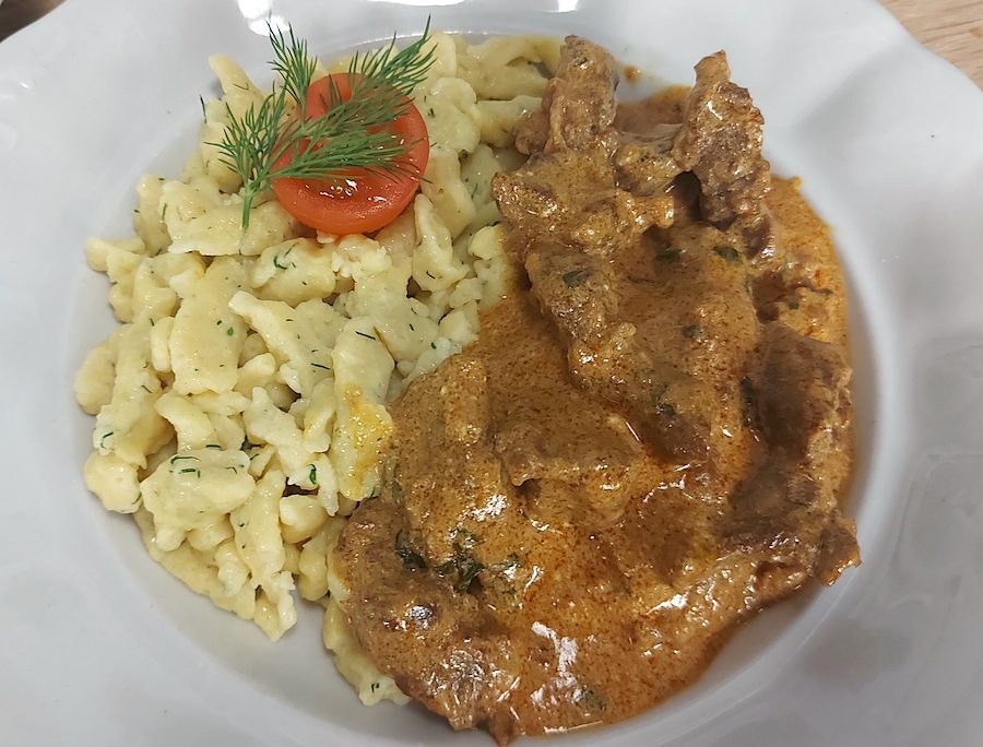 <!--:hu-->Tejfölös, mustáros marhatokány kapros, juhtúrós galuskával<!--:-->