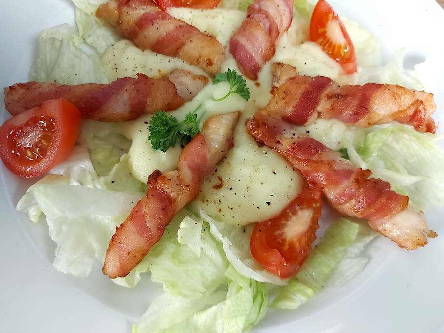 <!--:hu-->Csirkemellcsíkok szalonnaburokban, burgonyapürével<!--:-->