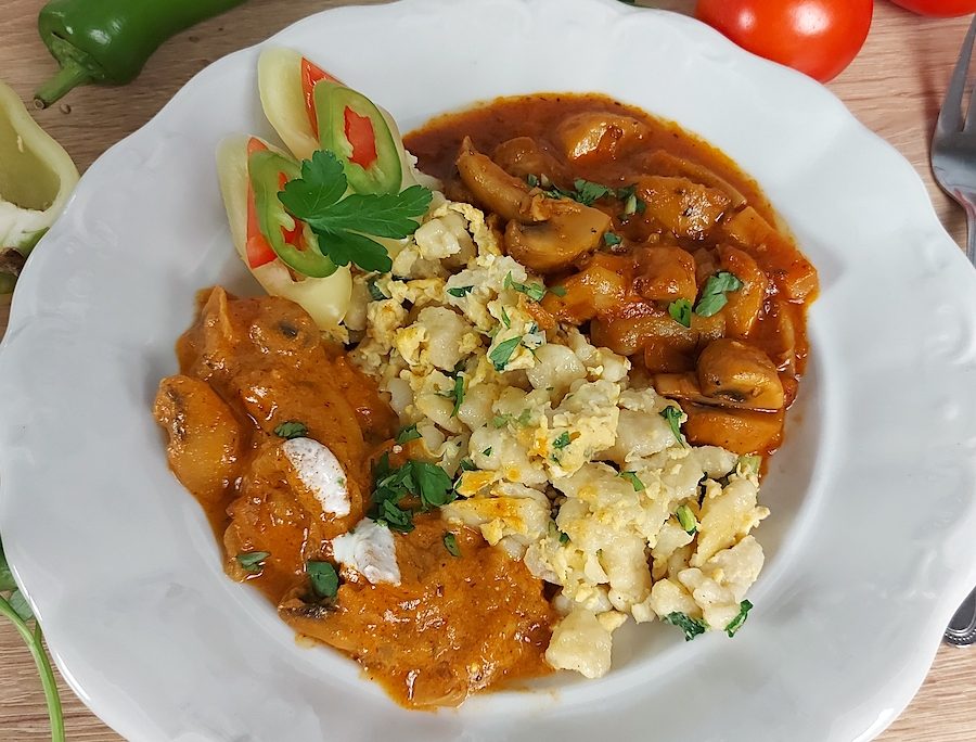 <!--:hu-->Gombapörkölt – paprikás, újhagymás tojásos nokedlivel<!--:-->