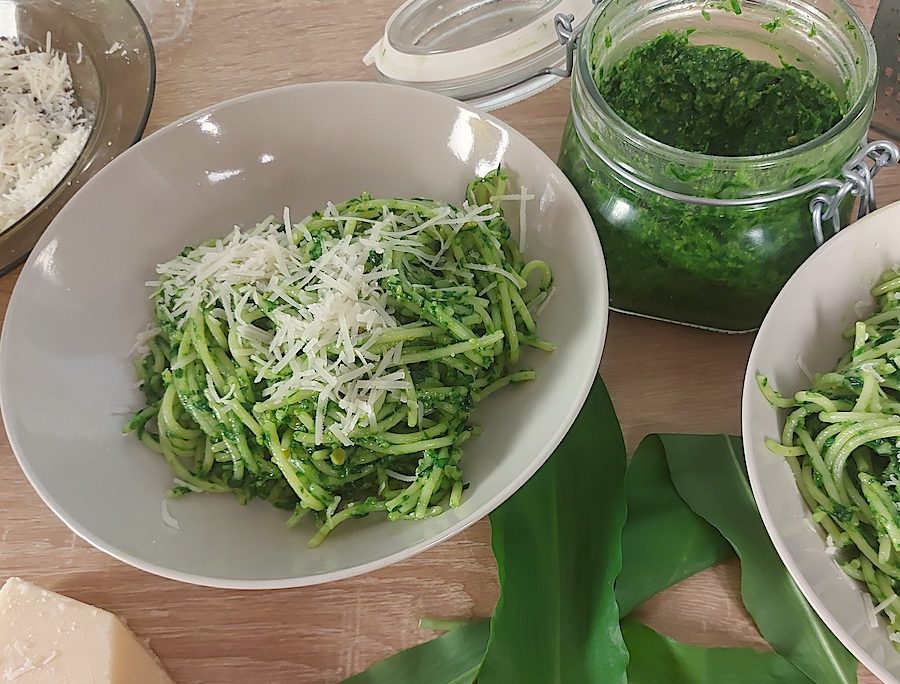 <!--:hu-->Medvehagymapesztós spagetti<!--:-->