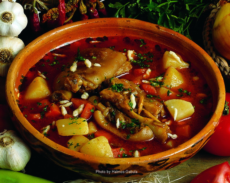 <!--:fr-->Goulache aux haricots avec des pieds de porc  –  (Körmös babgulyás)<!--:-->