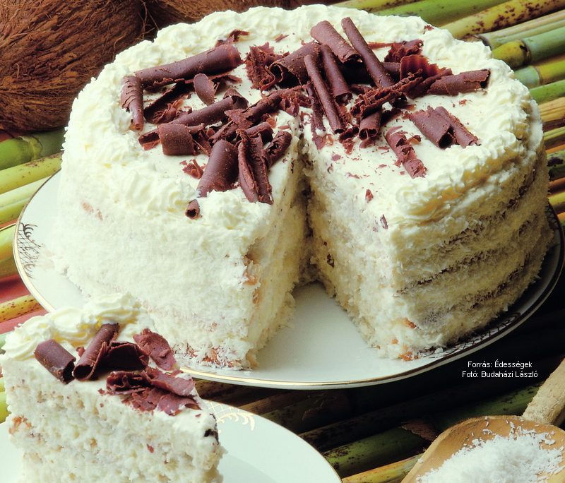 <!--:hu-->Tejszínes kókusztorta  –  készítette Czermann János mestercukrász<!--:-->