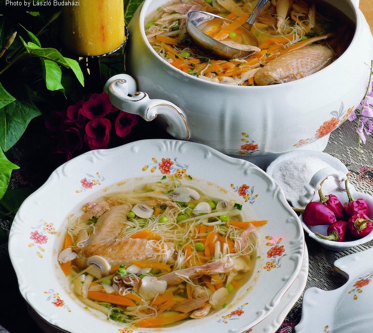 <!--:fr-->Bouillon de poule à la Újházy  –  (Újházy tyúkhúyleves)<!--:-->