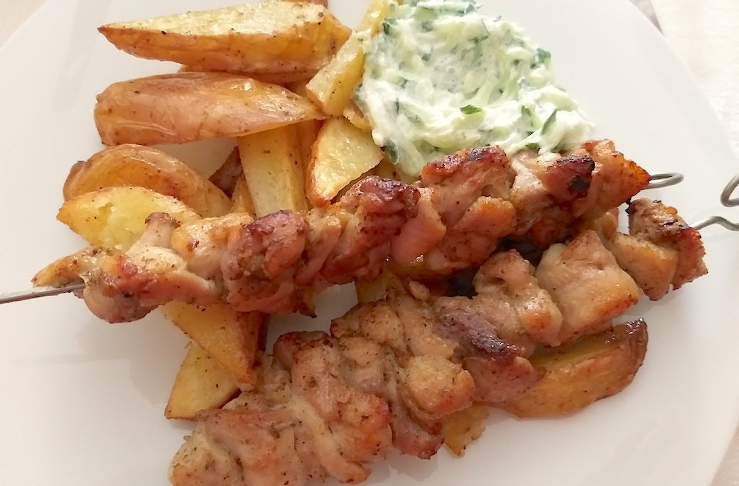 <!--:hu-->Szuvlaki (souvlaki)  tzatzikivel és tepsis krumplival<!--:-->