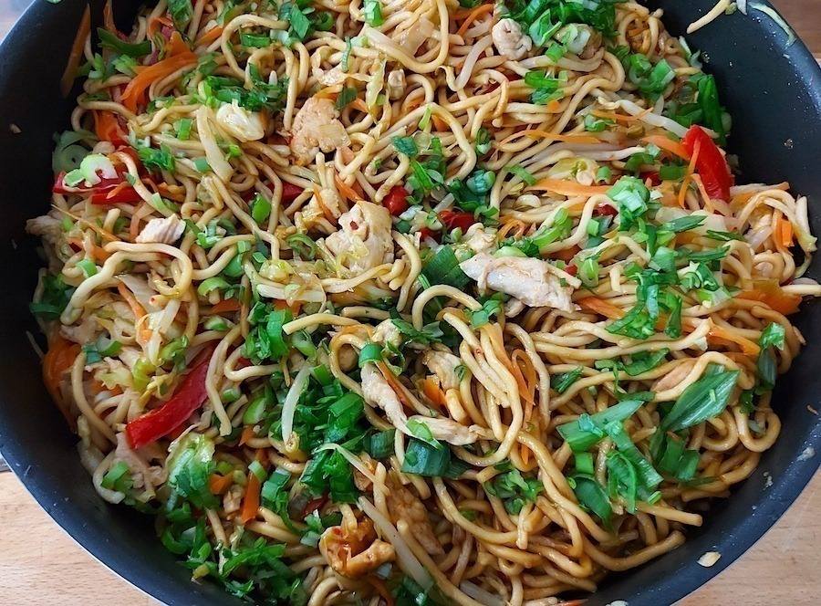 <!--:hu-->Kínai csirkés, zöldséges pirított tészta<!--:-->