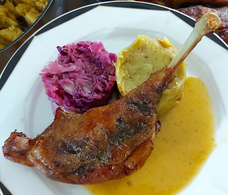 <!--:hu-->Sült libacomb resztelt burgonyával és párolt káposztával<!--:-->