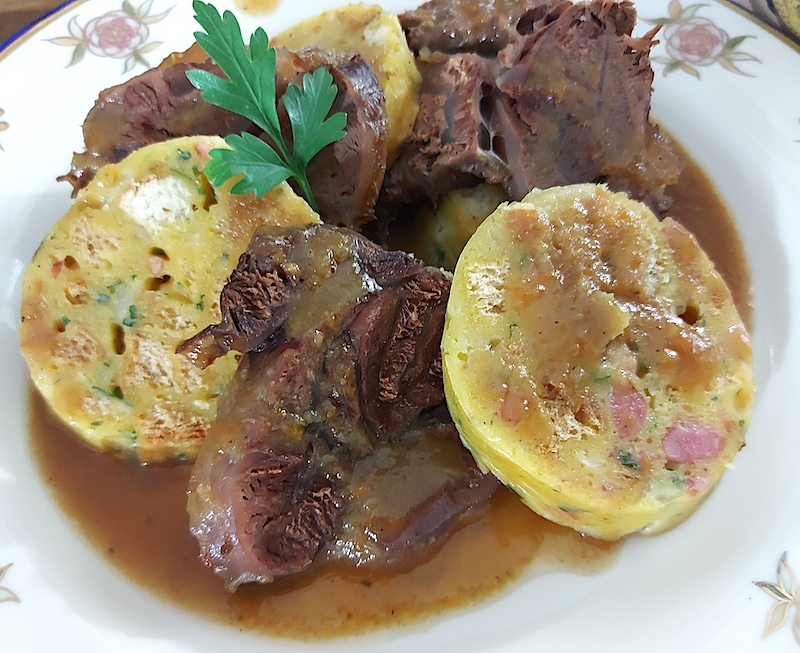 <!--:hu-->Rozsdás (vörösboros) marha szalonnás szalvétagombóccal <!--:-->