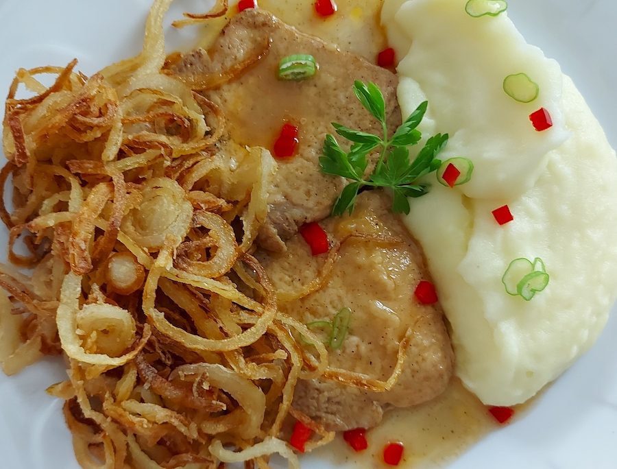 <!--:hu-->Lyoni (sülthagymás) karaj krumplipürével<!--:-->