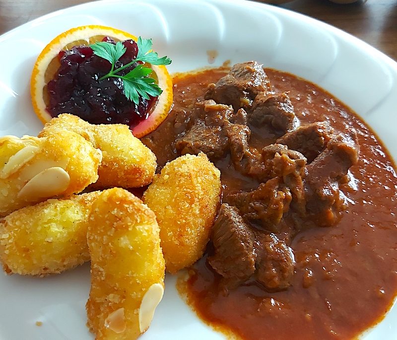 <!--:hu-->Vörösboros szarvaspörkölt (vadpörkölt) krokettel<!--:-->