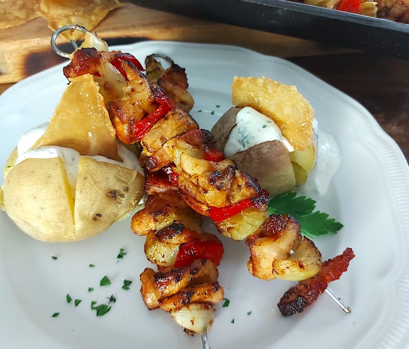 <!--:hu-->Csirkehúsos rablónyárs sóban sült krumplival<!--:-->