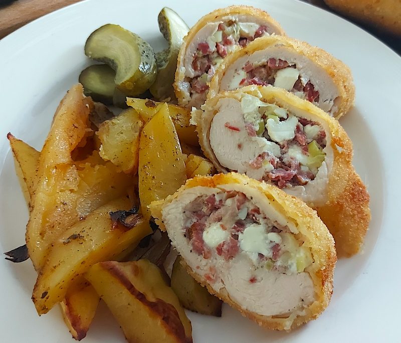 <!--:hu-->Póréval, tarjával és fetával töltött rántott csirkemell tepsis krumplival<!--:-->