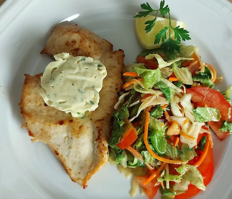 <!--:hu-->Csirkemell roston, zöldsalátával<!--:-->