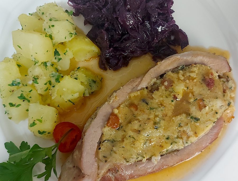 <!--:hu-->Töltött dagadó párolt káposztával és petrezselymes krumplival<!--:-->