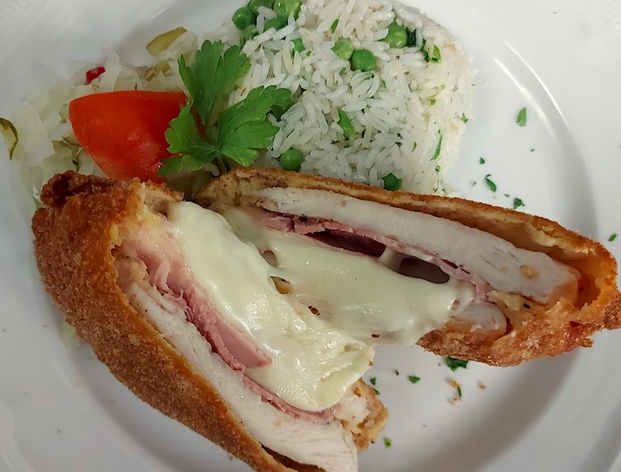 <!--:hu-->Csirkemell cordon bleu (sonkával, sajttal töltött rántott csirkemell) rizibizivel<!--:-->