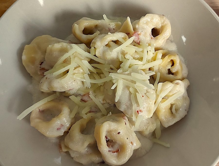 <!--:hu-->Húsos tortellini szalonnás, sajtos mártással<!--:-->