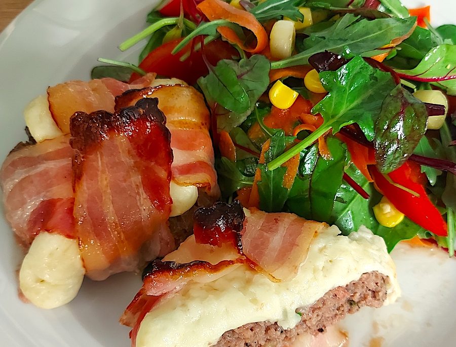 <!--:hu-->Gomolyás húspogácsák szalonnaburokban, kevert salátával<!--:-->