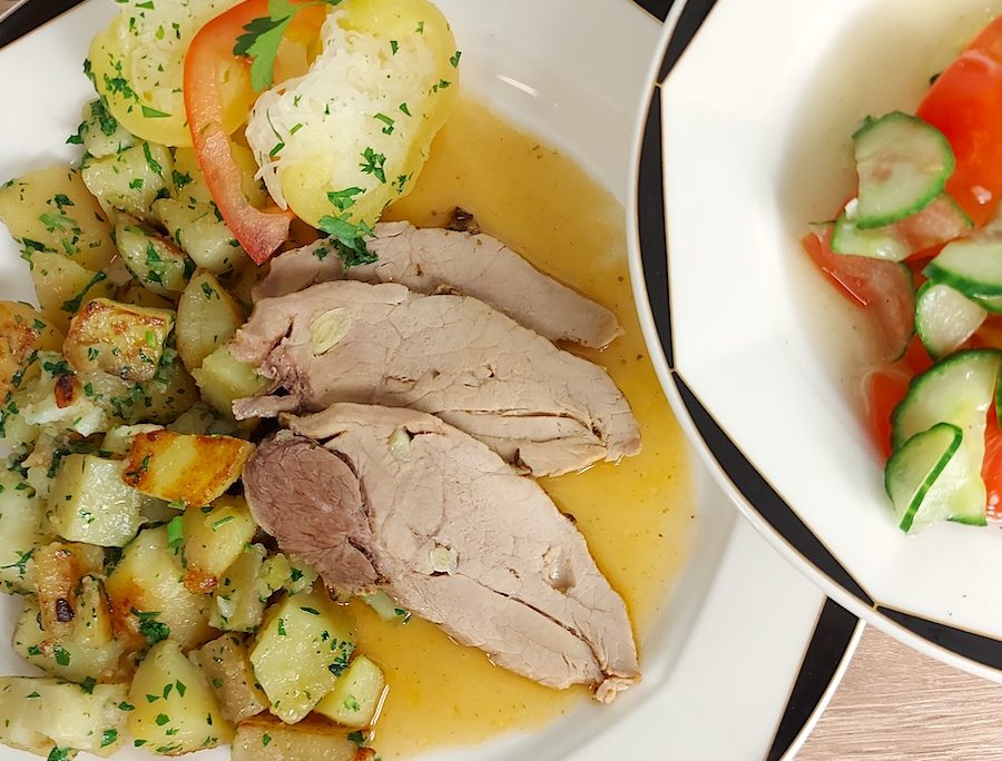 <!--:hu-->Magyaros sertéssült petrezselymes burgonyával, paradicsomos uborkasalátával<!--:-->