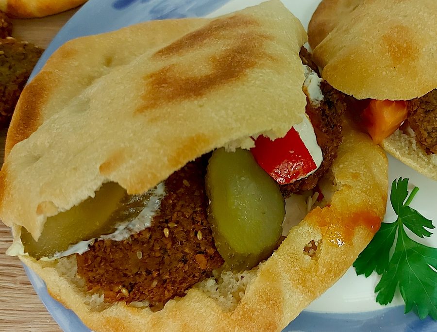 <!--:-->Házi pitakenyér + falafel szendvics<!--:-->