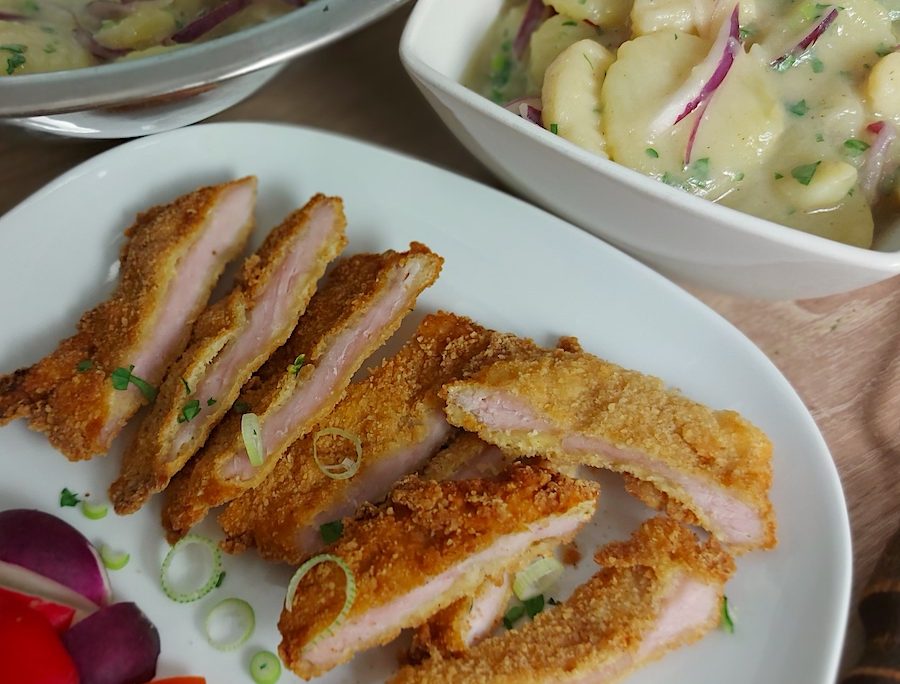 <!--:hu-->Fokhagymás tejben pácolt rántott karaj bécsi burgonyasalátával<!--:-->