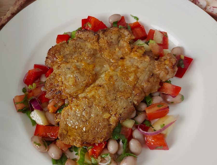 <!--:hu-->Fokhagymás mustáros tarja, paradicsomos paprikás fejtettbab-salátával<!--:-->