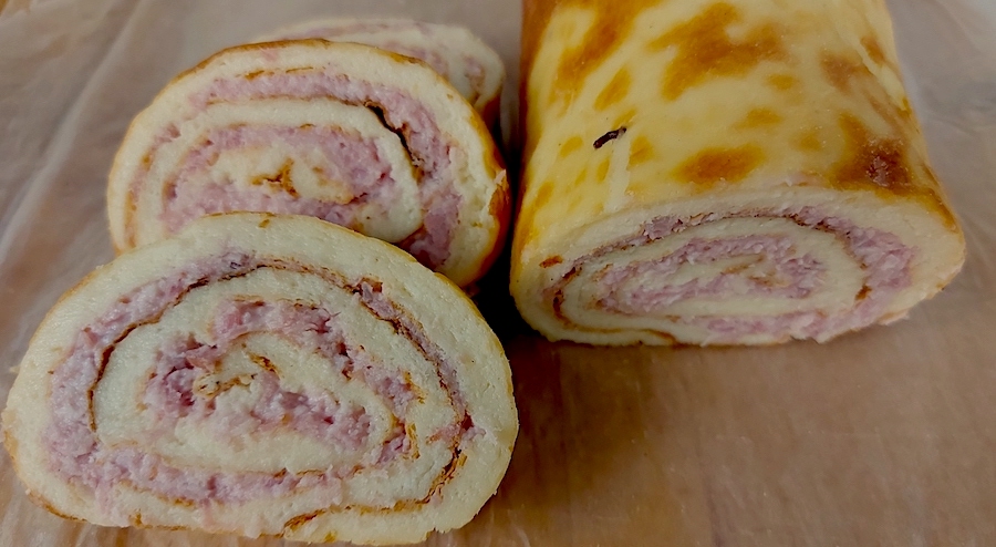 <!--:hu-->Füstölt hússal töltött sajtos piskóta<!--:-->