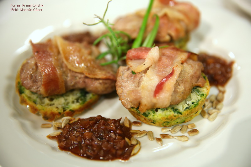 <!--:hu-->Szalonnás szűzfalatok sajtos medvehagymás pogácsán, vörösboros gombaraguval<!--:-->