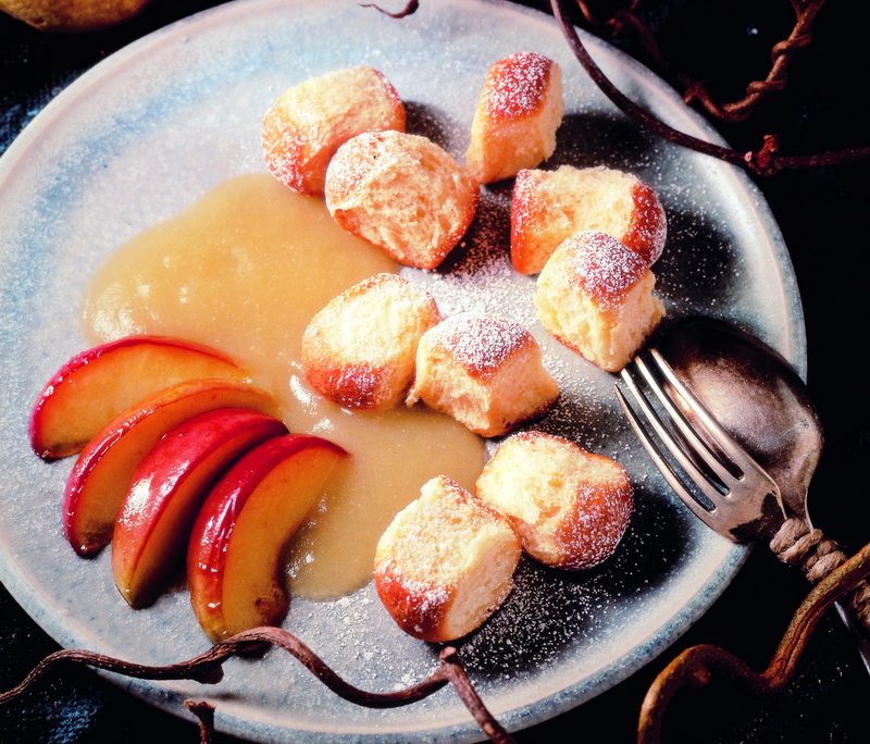 <!--:hu-->Aranygaluska boros almapürével<!--:-->