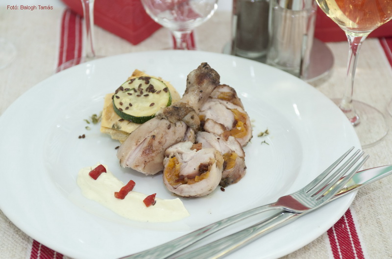 <!--:hu-->Aszalt sárgabarackkal és szárított paradicsommal tölött csirkecomb, magvas, cukkinis tojáslepény toronnyal, és paprikahabbal  –  készítette a Baromfi Grill Team<!--:-->