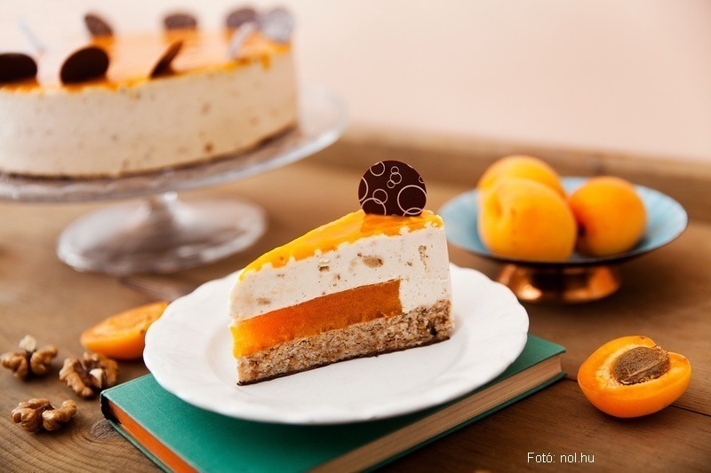 <!--:hu--> Barackos buboréktorta – készítette Vaslóczki Orsolya cukrászmester (az ország cukormentes tortája 2015)<!--:-->