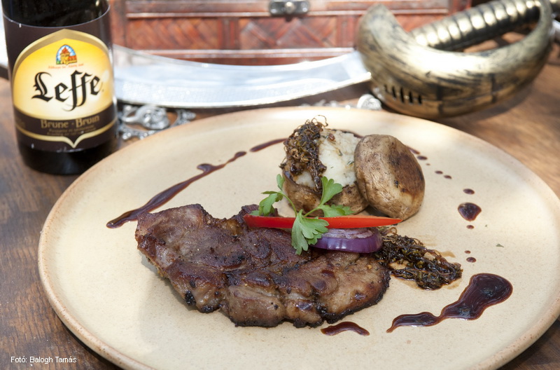 <!--:hu-->Barna sörben pácolt grillezett fűszeres tarja rozmaringos kuszkusszal töltött grillezett gombával, szójás retekcsírával  –  készítette a Fulton kalóztanya csapata, Belme Zsolt és Ambró Zoltán<!--:-->