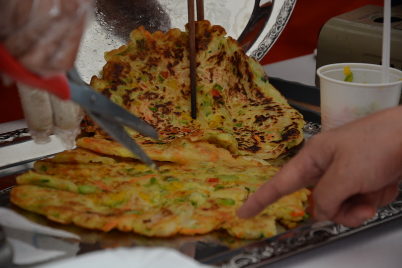 <!--:hu-->Buchimgae (koreai zöldséges „palacsinta”) – készítették a Hankook gyárban dolgozó koreai alkalmazottak feleségei<!--:-->