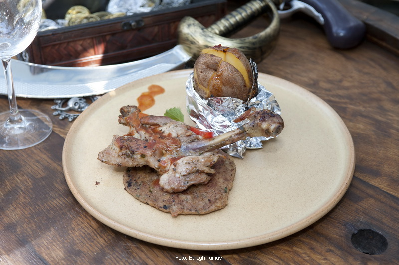 <!--:hu-->Citromfüves csirkecomb vele sült töltelékével, héjában főtt-sült burgonyával  –  készítette a Fulton kalóztanya, Belme Zsolt és Ambró Zoltán<!--:-->