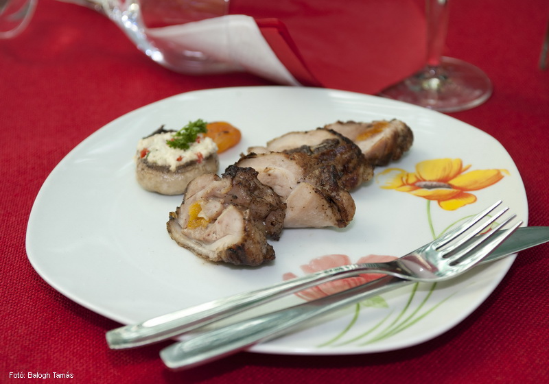 <!--:hu-->Csirkecomb aszalt gyümölcsökkel töltve, brindzás gombával  –  készítette a Karcag lovagi udvar<!--:-->