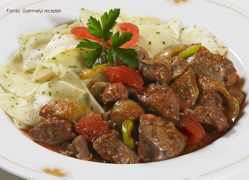 <!--:hu-->Csirkemájas zúzapörkölt fokhagymás csuszával – készítette Vomberg Frigyes mesterszakács <!--:-->