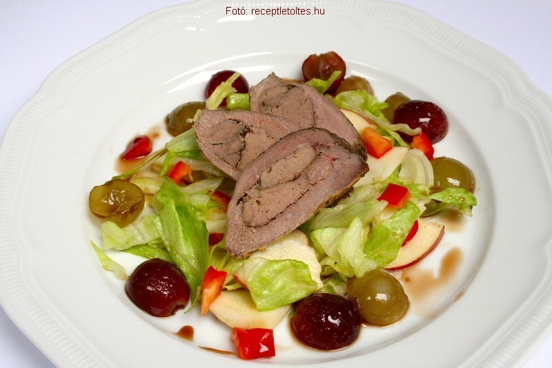 <!--:hu--> Csirkemájjal töltött libamell hidegen, almás zöldsalátával és mézes balzsamos szőlővel<!--:-->