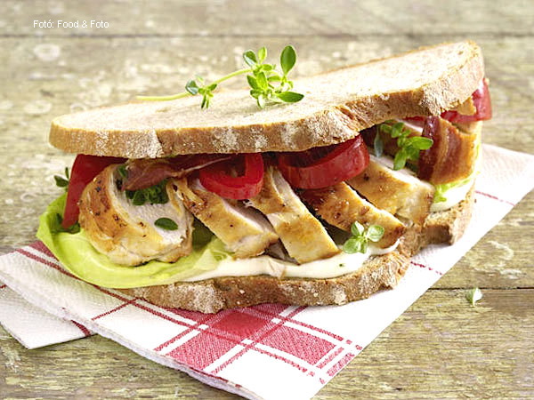 <!--:hu-->Csirkemelles szendvics szalonnával és sült paprikával<!--:-->
