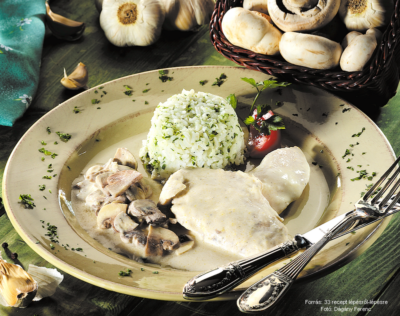 <!--:hu-->Csirkemellfilé fokhagymás, boros gombamártással<!--:-->