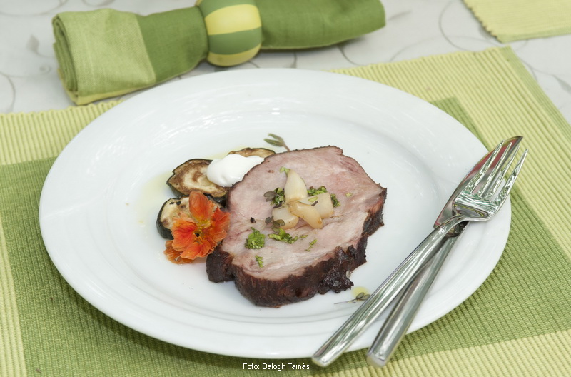 <!--:hu-->Egészben sült sertéstarja marinált cukkinivel, joghurttal, sült fokhagymával  –  készítette Varga Zoltán és Dunszt Zsolt<!--:-->