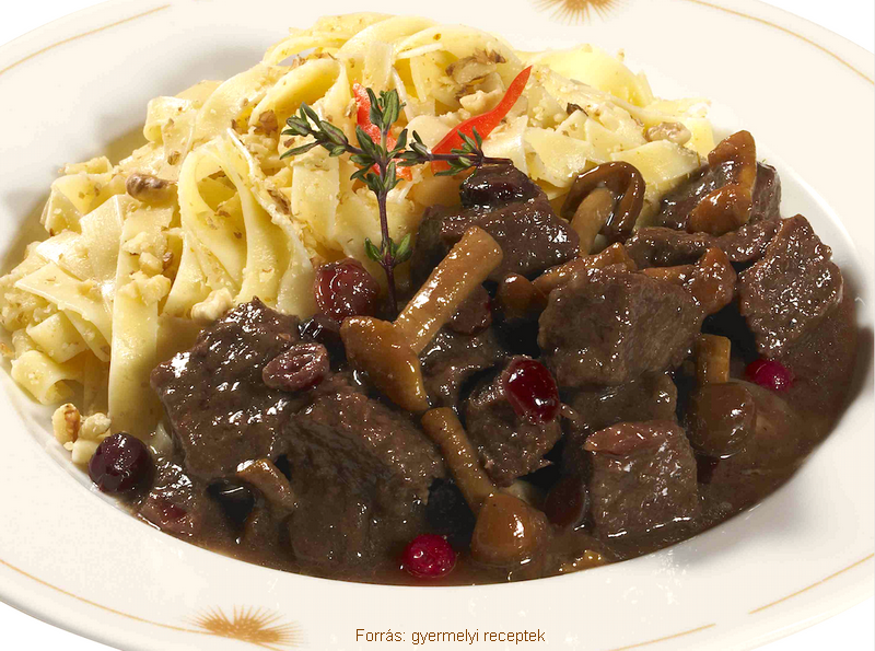 <!--:hu--> Erdei gombás, aszalt áfonyás vadragu diós metélttel – készítette Vomberg Frigyes mesterszakács<!--:-->