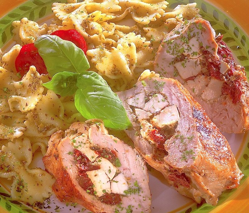 <!--:hu-->Fetával, aszalt paradicsommal töltött csirkemell pesztós tésztával<!--:-->