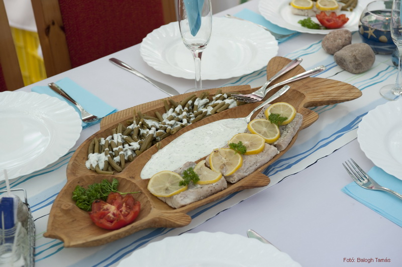 <!--:hu-->Fóliában sült harcsa joghurtos kapros zöldbabbal  –  készítette a Karcag lovagi udvar<!--:-->