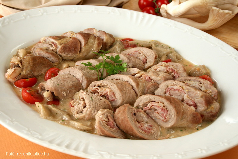 <!--:hu-->Göngyölt pulykacomb tejszínes, paradicsomos laskagombával<!--:-->