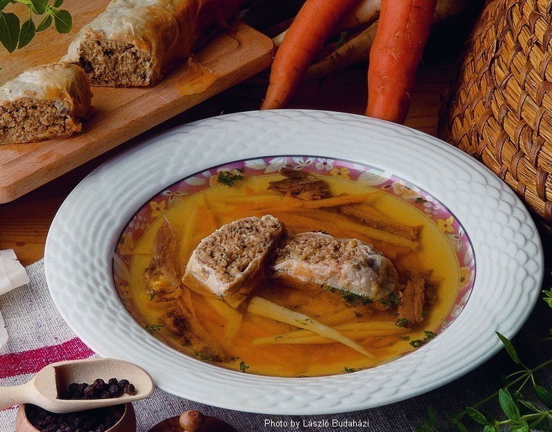 <!--:es--> Sopa de gallina de Guinea con hojaldre de carne – (Gyöngytyúkleves húsos rétessel)<!--:-->