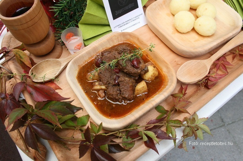 <!--:hu--> Gyümölcsös, borókás vaddisznó, vörösborban fürdetve – készítette a Csíkvölgyi Wass Albert Vadásztársaság Boross Tamás és Sáry Zoltán vezetésével<!--:-->