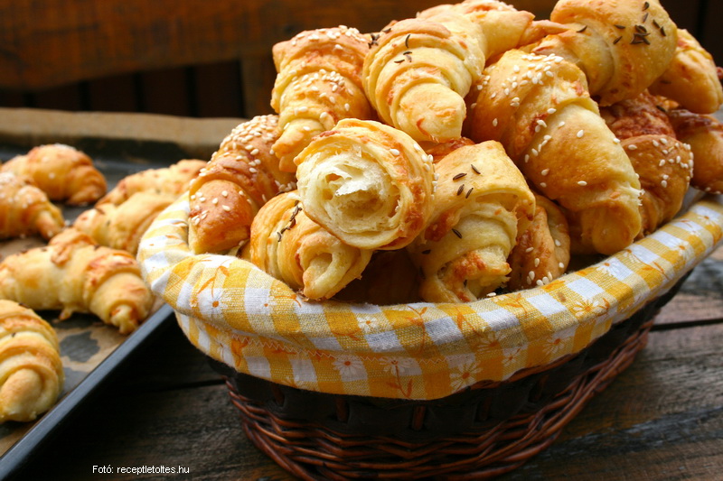 <!--:hu-->Hajtogatott sajtos kifli<!--:-->