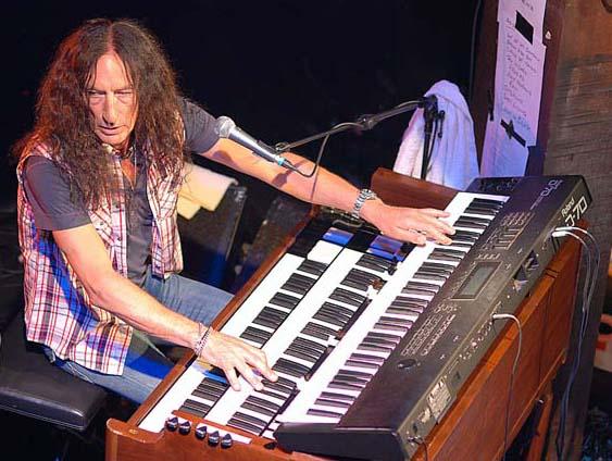 <!--:hu-->Ken Hensley, aki ki van tiltva a konyhából<!--:-->