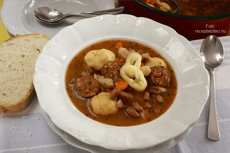 <!--:hu--> Kolbászos bableves burgonyagombóccal<!--:-->