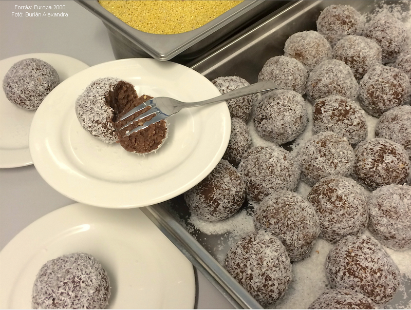 <!--:hu-->Köleses kókuszgolyó<!--:-->