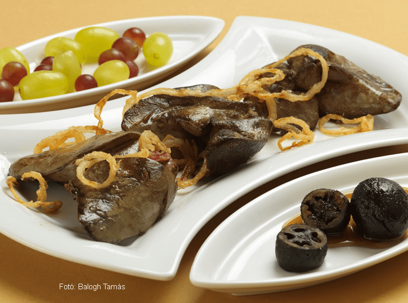 <!--:hu-->Konfitált kacsamáj lyoni hagymával és gyümölcsökkel <!--:-->